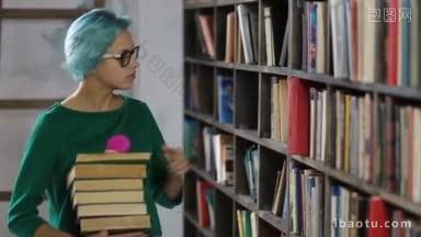 迷人的时髦女大学生戴着时髦的眼镜在图书馆找书蓝色头发的年轻女子捡东西
